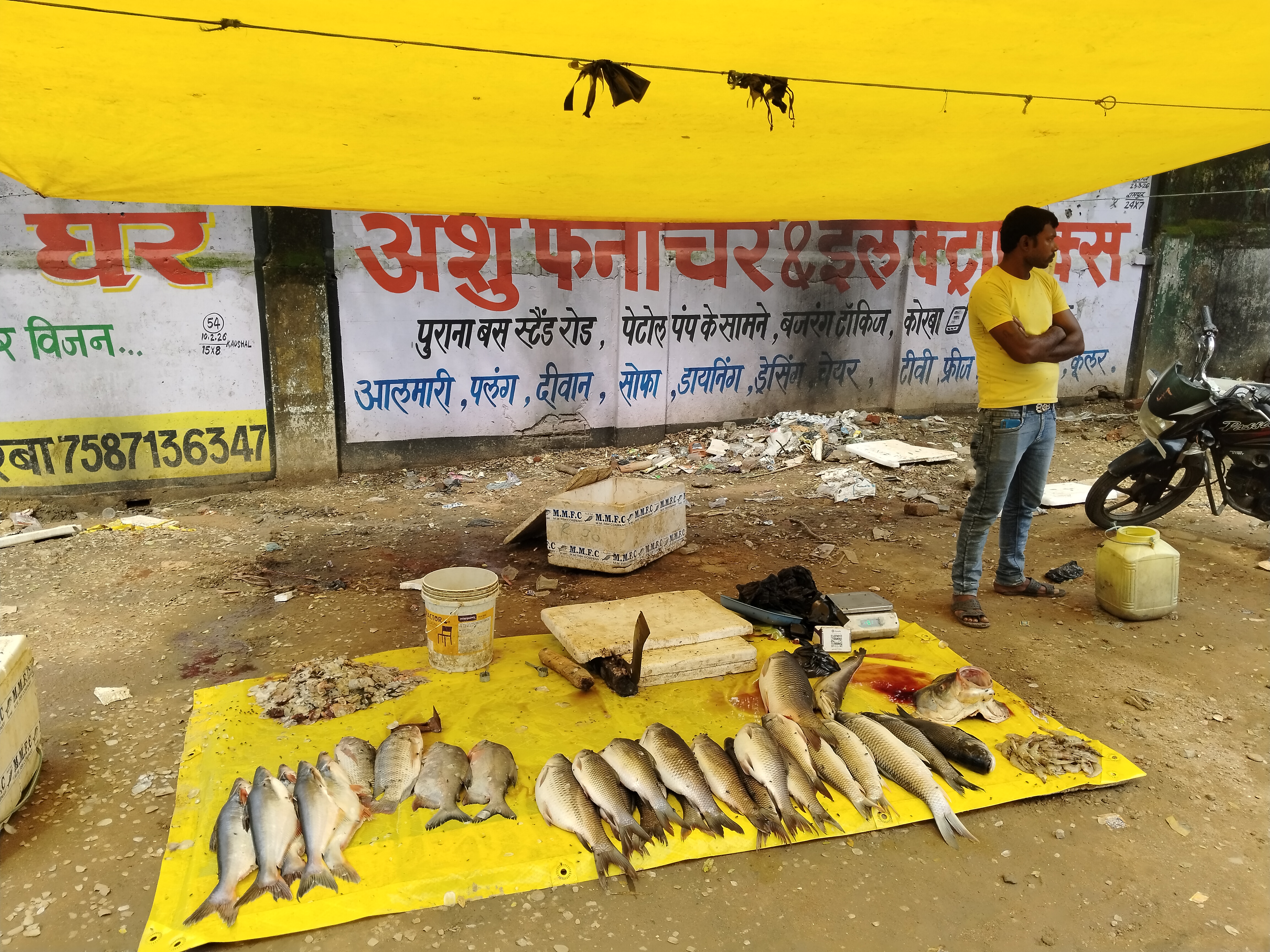 आईटीआई रामपुर के पास मछली दुकानदार कर रहे तौल में गड़बड़ी, 200 ग्राम तक दे रहे कम