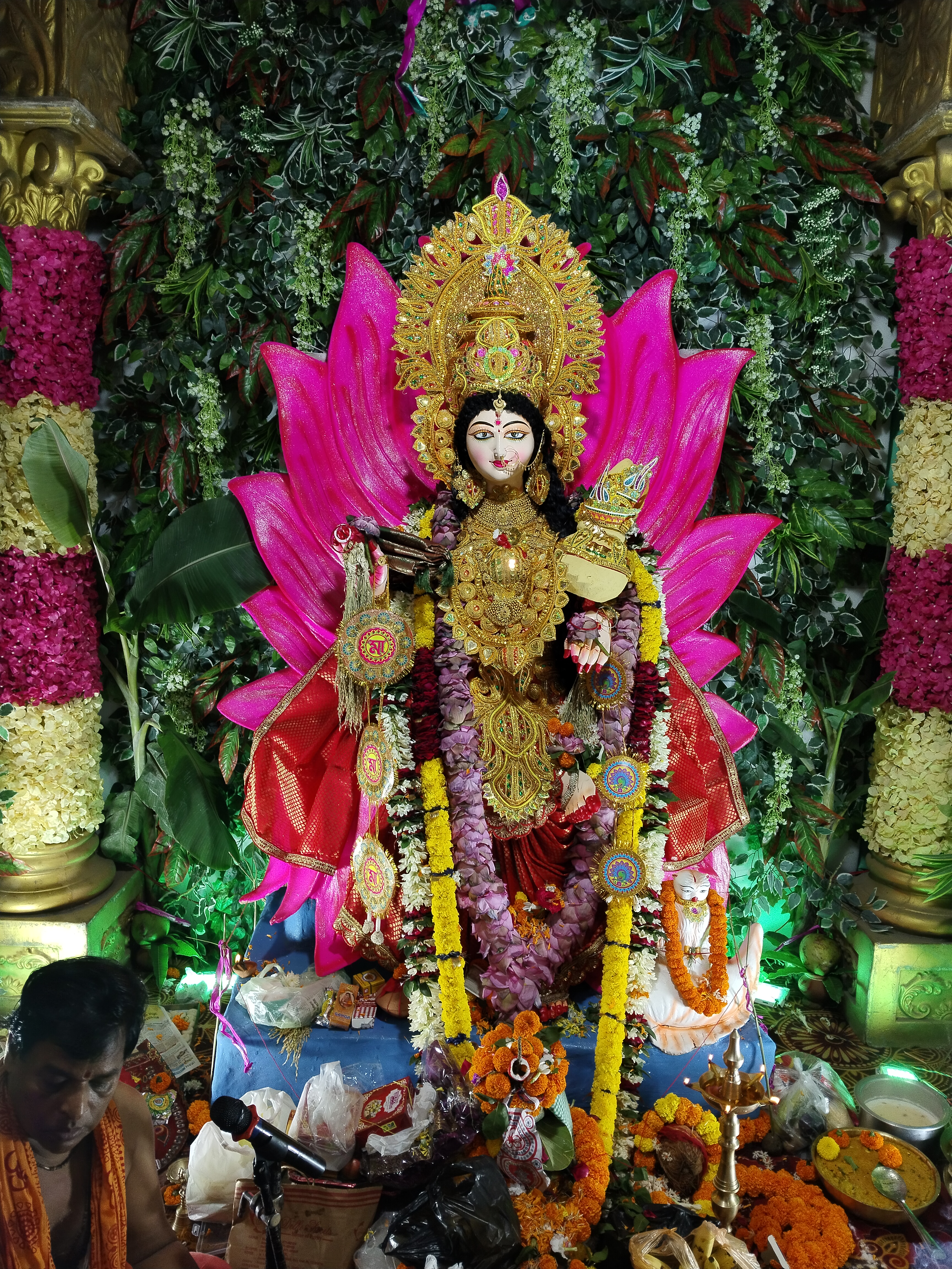शरद पूर्णिमा पर कोरबा में भक्ति की धूम: घर-घर हुई मां लक्ष्मी की पूजा, कोलकाता फ्लावर डेकोरेशन में 13 साल से जारी है परंपरा